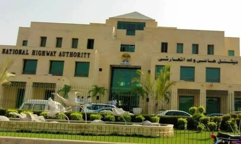 سینیٹر سیف اللہ ابڑو کا این ایچ اے کےکرپٹ افسران کو ڈی چوک میں لٹکانے کا مطالبہ