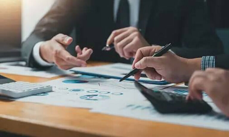 خاموش سازباز: طاقت اور بیوروکریسی کا چھپا ہوا کھیل