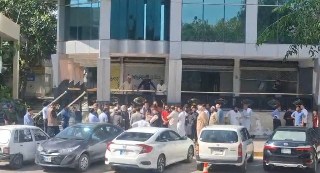 Major Allegations Against Sardar Tanveer Ilyas Society Payments Taken Without NOC or Land, Victims Protest